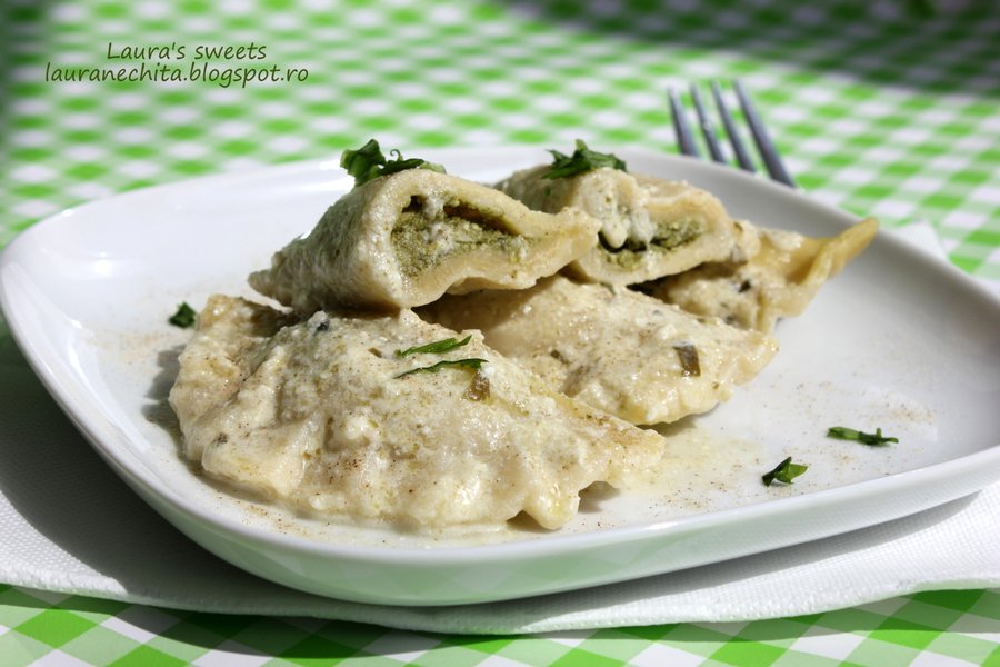 Ravioli de casa, umpluti cu branza, spanac si leurda