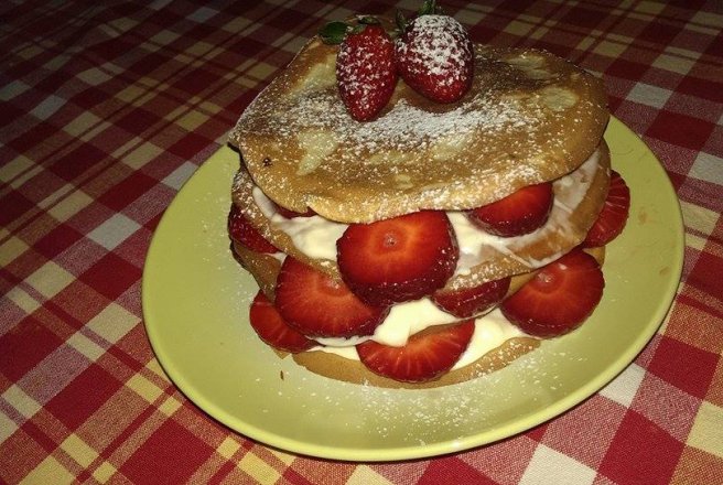 Pancakes cu crema de vanilie si capsuni