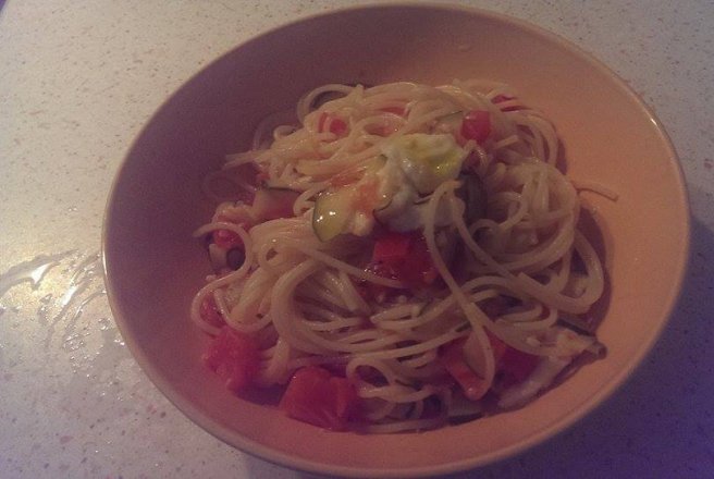 Spaghete cu mozzarella, rosii si dovlecei