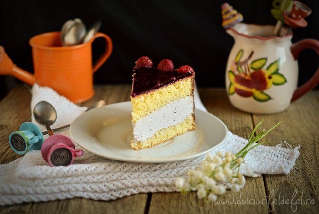 Tort cu crema mascarpone si jeleu de zmeura