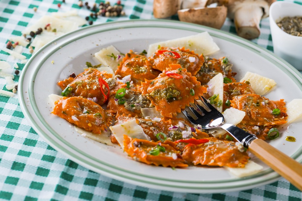 Ravioli cu boia, umpluti cu branza de capra, ricotta si spanac, cu sos de quattro funghi