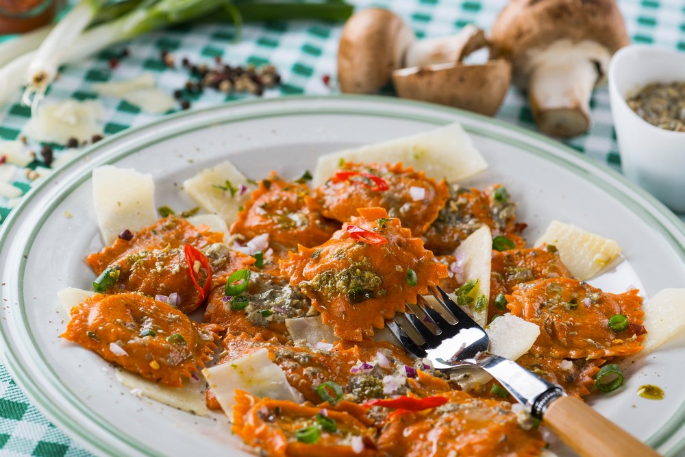 Ravioli cu boia, umpluti cu branza de capra, ricotta si spanac, cu sos de quattro funghi