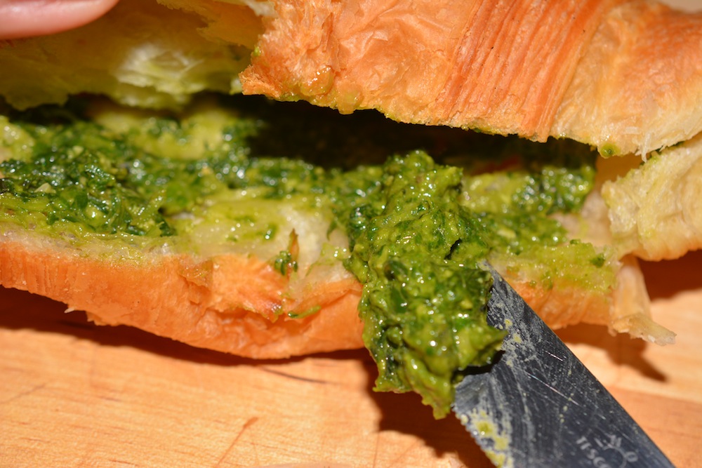 Croissante fresh cu cascaval si pesto