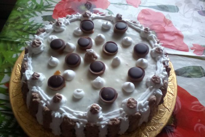 Tort cu crema de vanilie si ciocolata alba