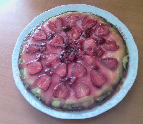 Tarta cu capsuni si fructe de padure