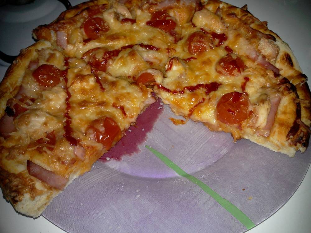 Pizza cu piept de pui si rosii cherry