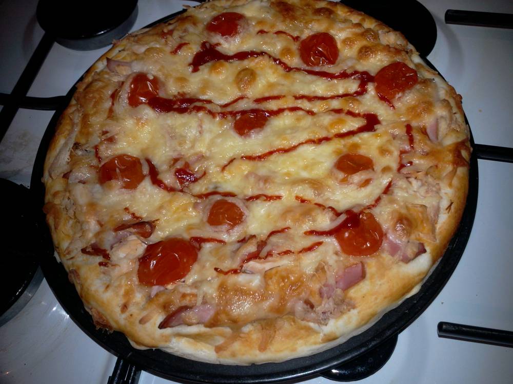 Pizza cu piept de pui si rosii cherry