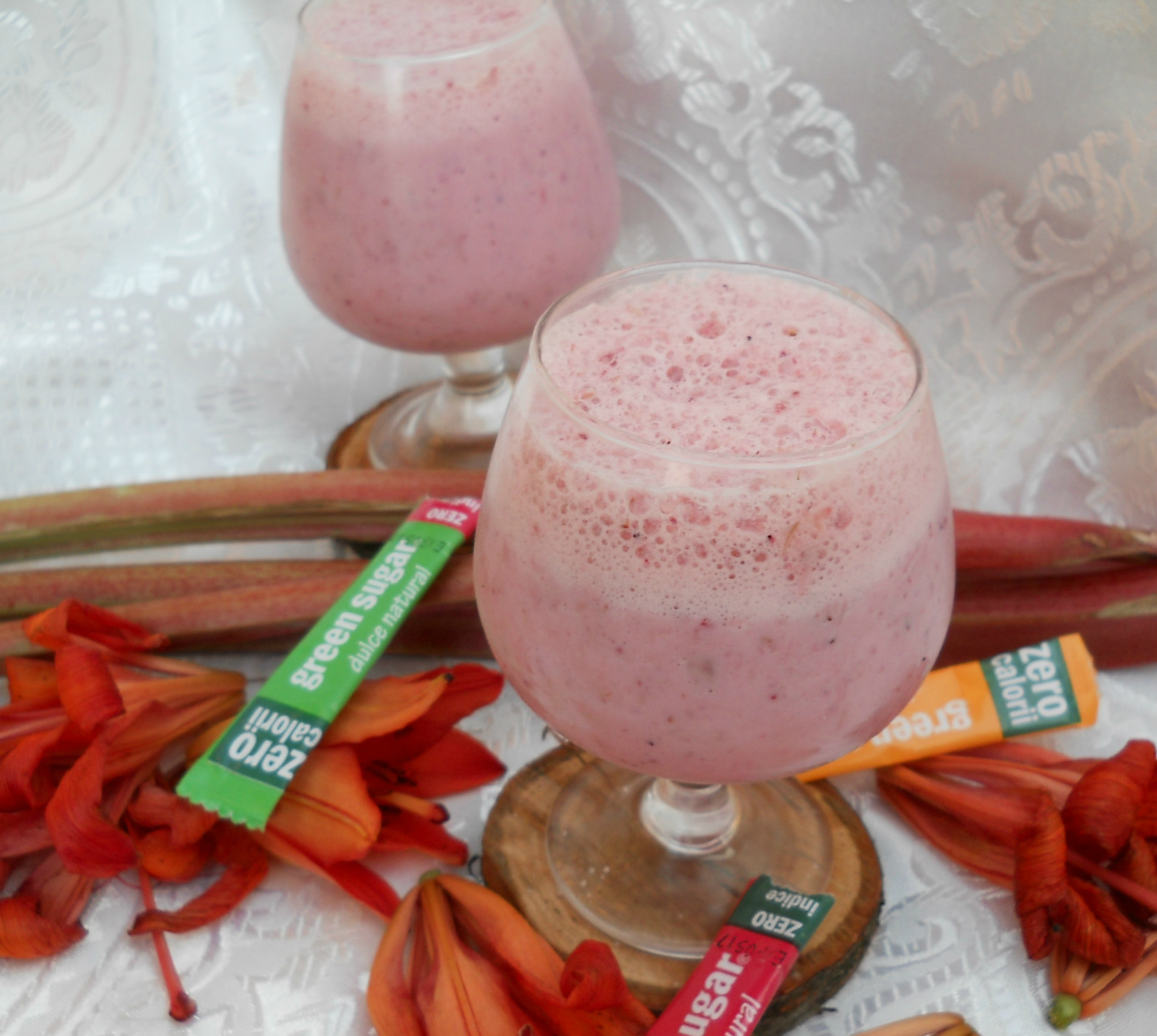 Smoothie cu capsuni si rubarba