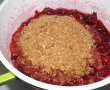 Crumble cu fructe de sezon, biscuiti si fulgi de migdale-2