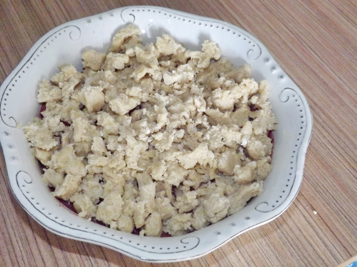 Crumble cu fructe de sezon, biscuiti si fulgi de migdale