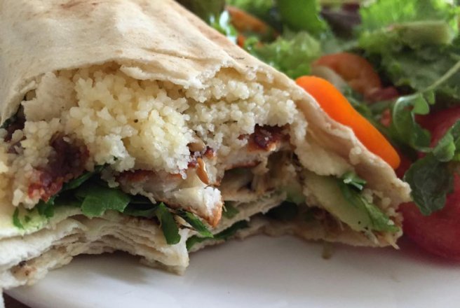 Wrap cu Halloumi la gratar, cous-cous, rosii uscate la soare si rucola