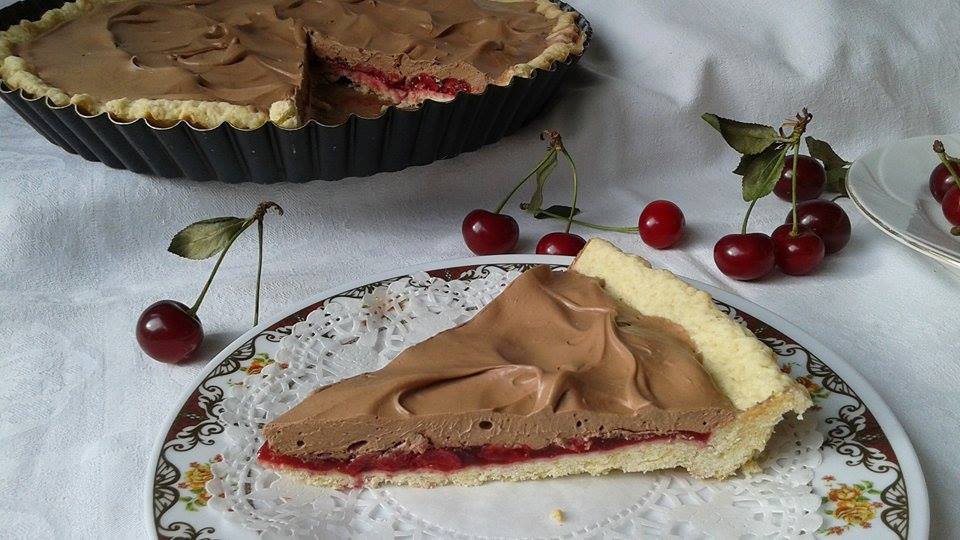 Tarta cu jeleu de visine si crema de ciocolata