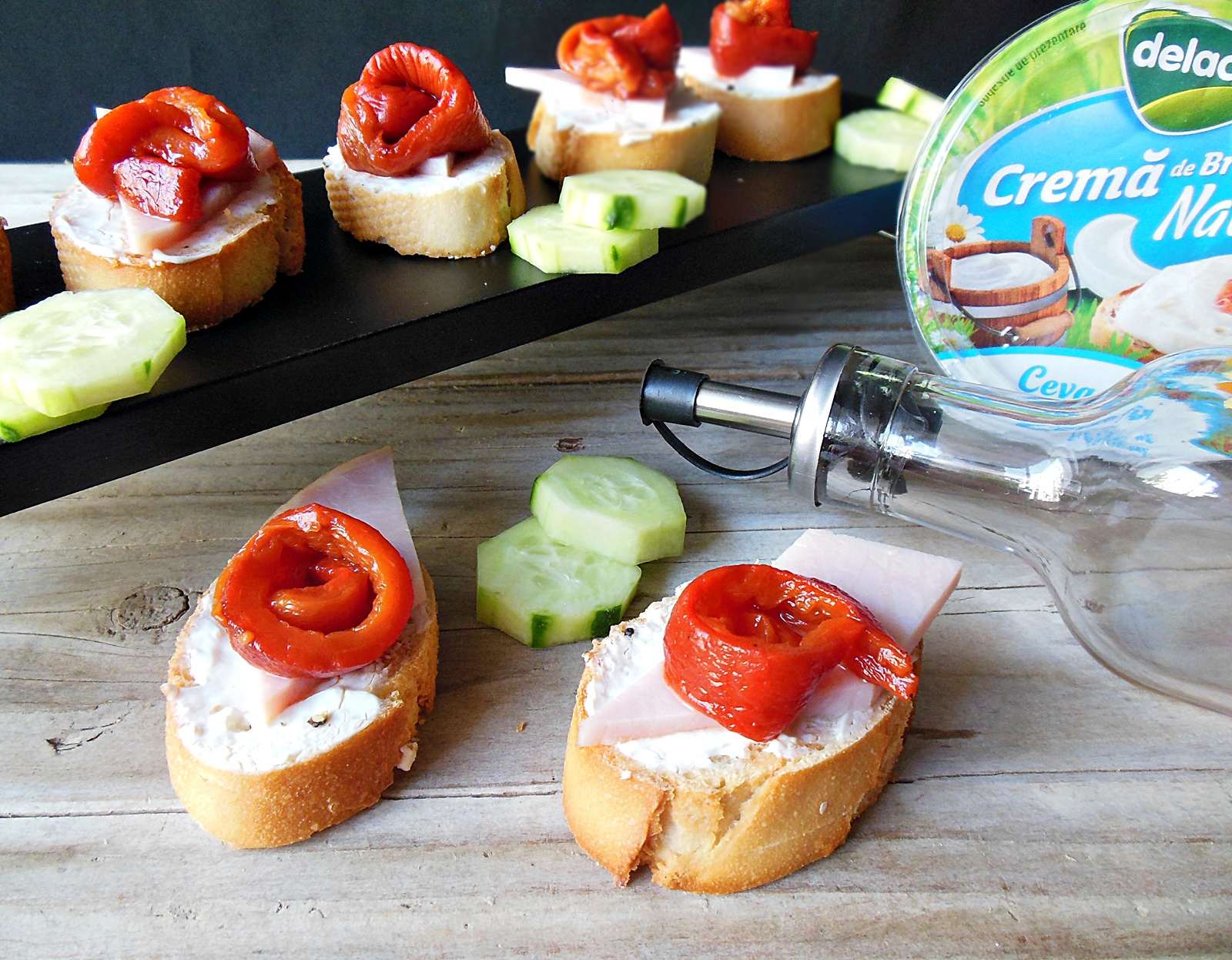 Crostini cu crema de branza si ardei kapia copt