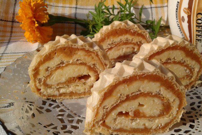 Desert foaie de napolitana cu crema caramel si biscuiti