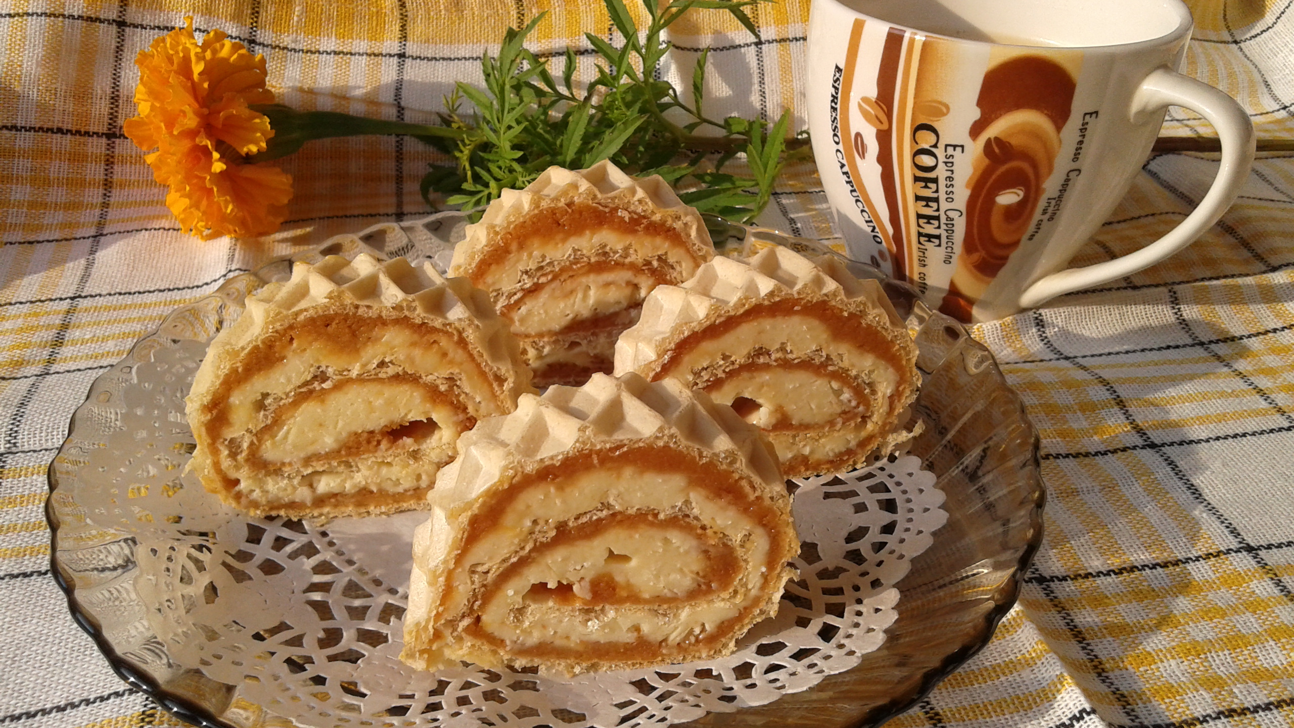 Desert foaie de napolitana cu crema caramel si biscuiti