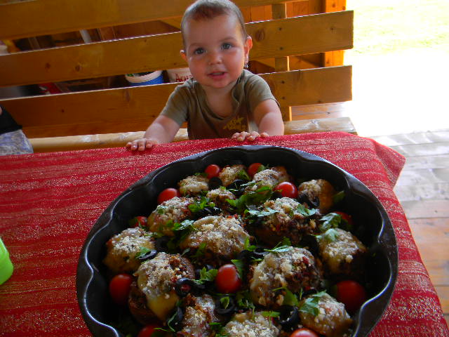 Ciuperci umplute cu carne si branzeturi