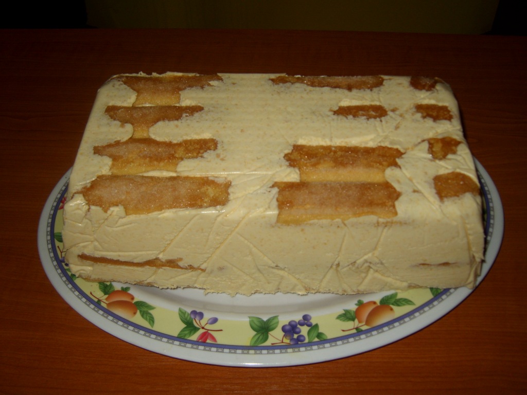 Tort cu mousse de piersici.