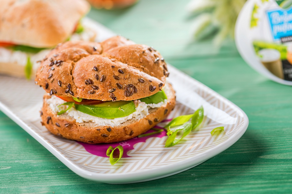 Sandwich cu branza pufoasa si legume proaspete