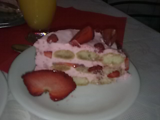 Tort de capsuni cu crema de iaurt.