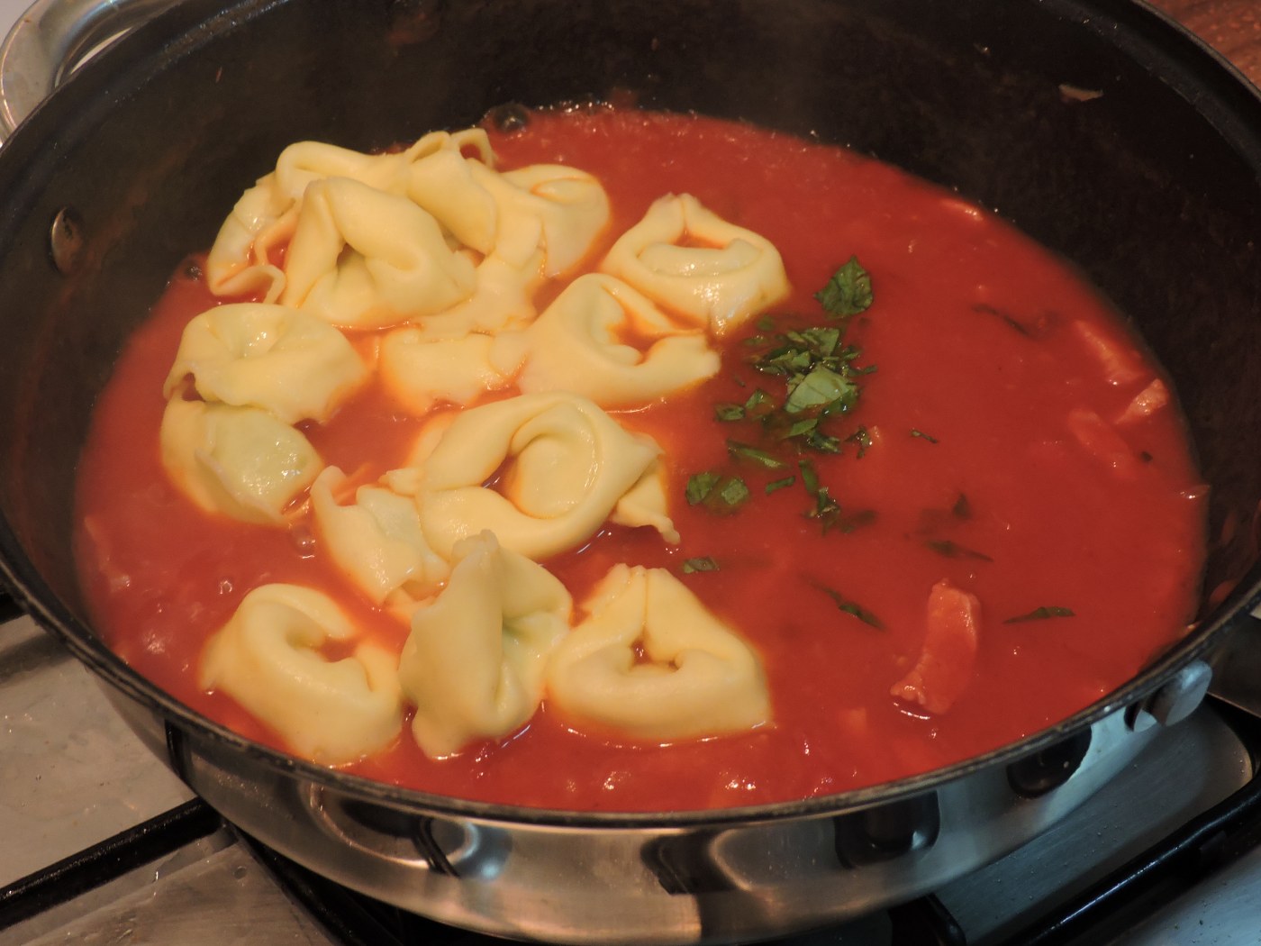 Tortellini cu sos de tomate si bacon