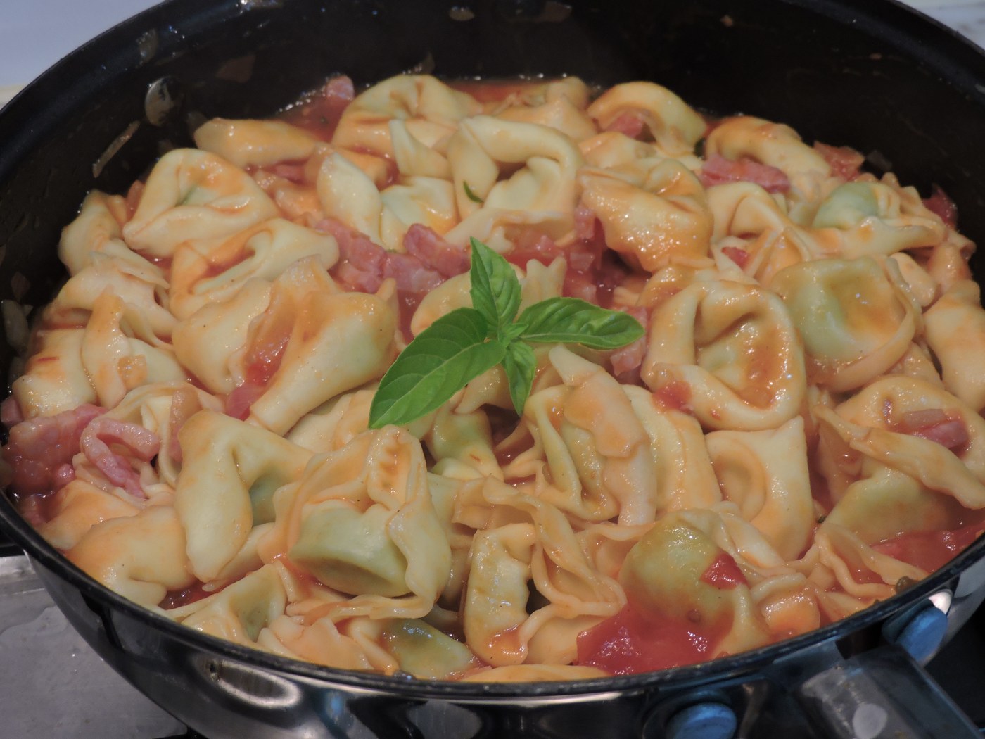 Tortellini cu sos de tomate si bacon