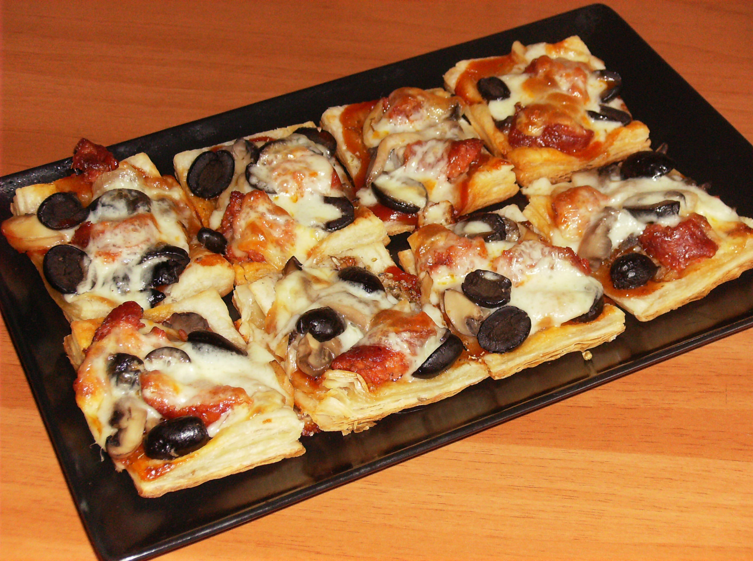 Pizza pe blat de foietaj (16 mini pizza în câteva minute)