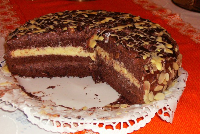 Tort cu cremă de ciocolată şi cremă de vanilie