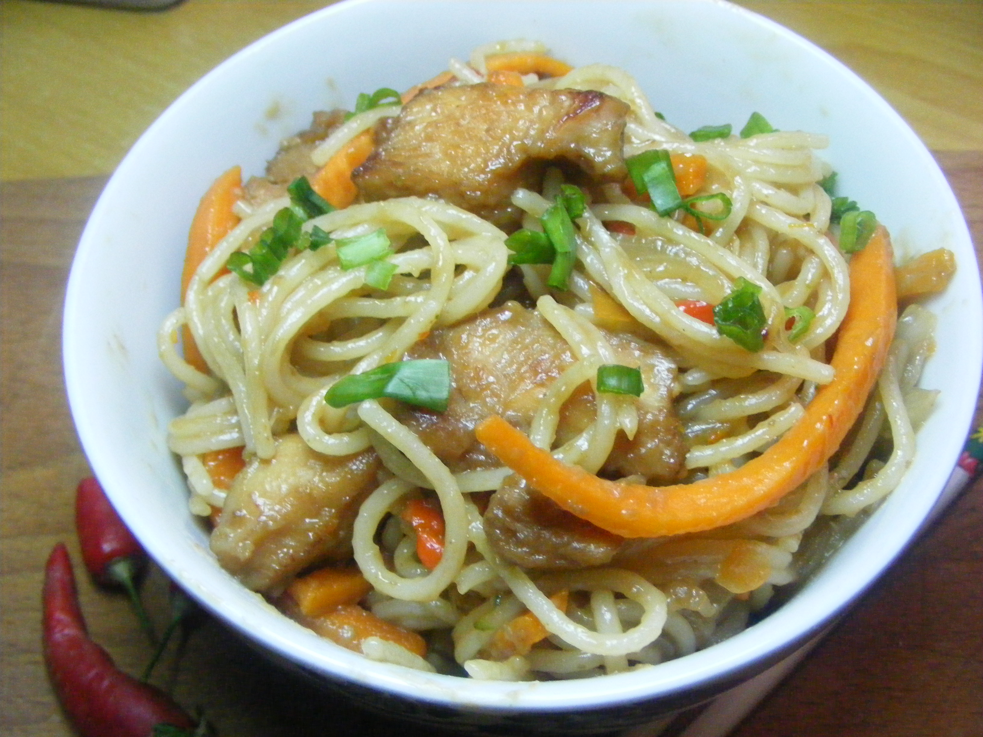 Fried noodles cu pui si legume