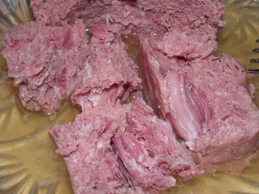 Spaghetti cu conserva din carne si sos de rosii cu usturoi