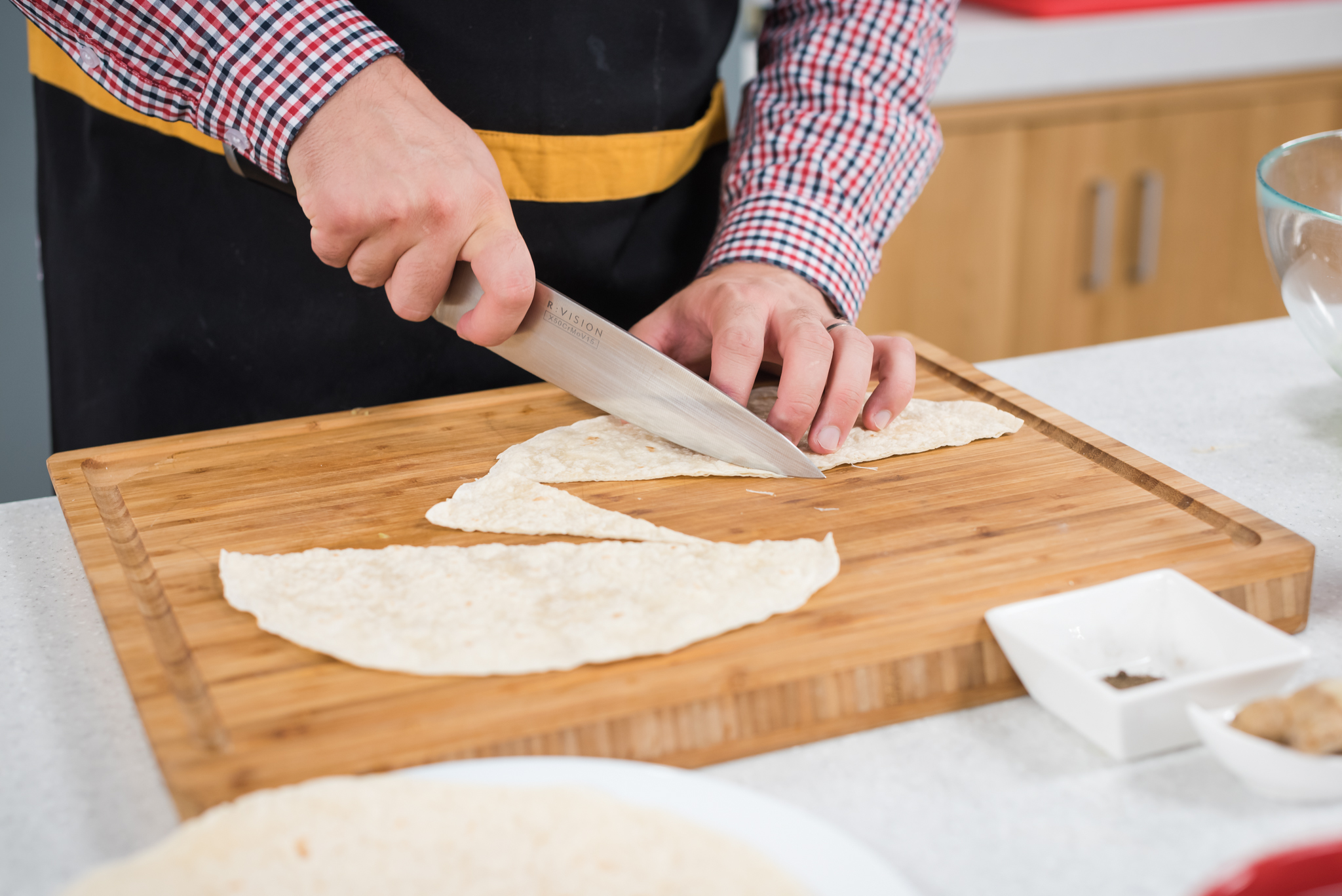 Salata cu urechi de lemn si chipsuri de tortilla cu crema de branza Delaco