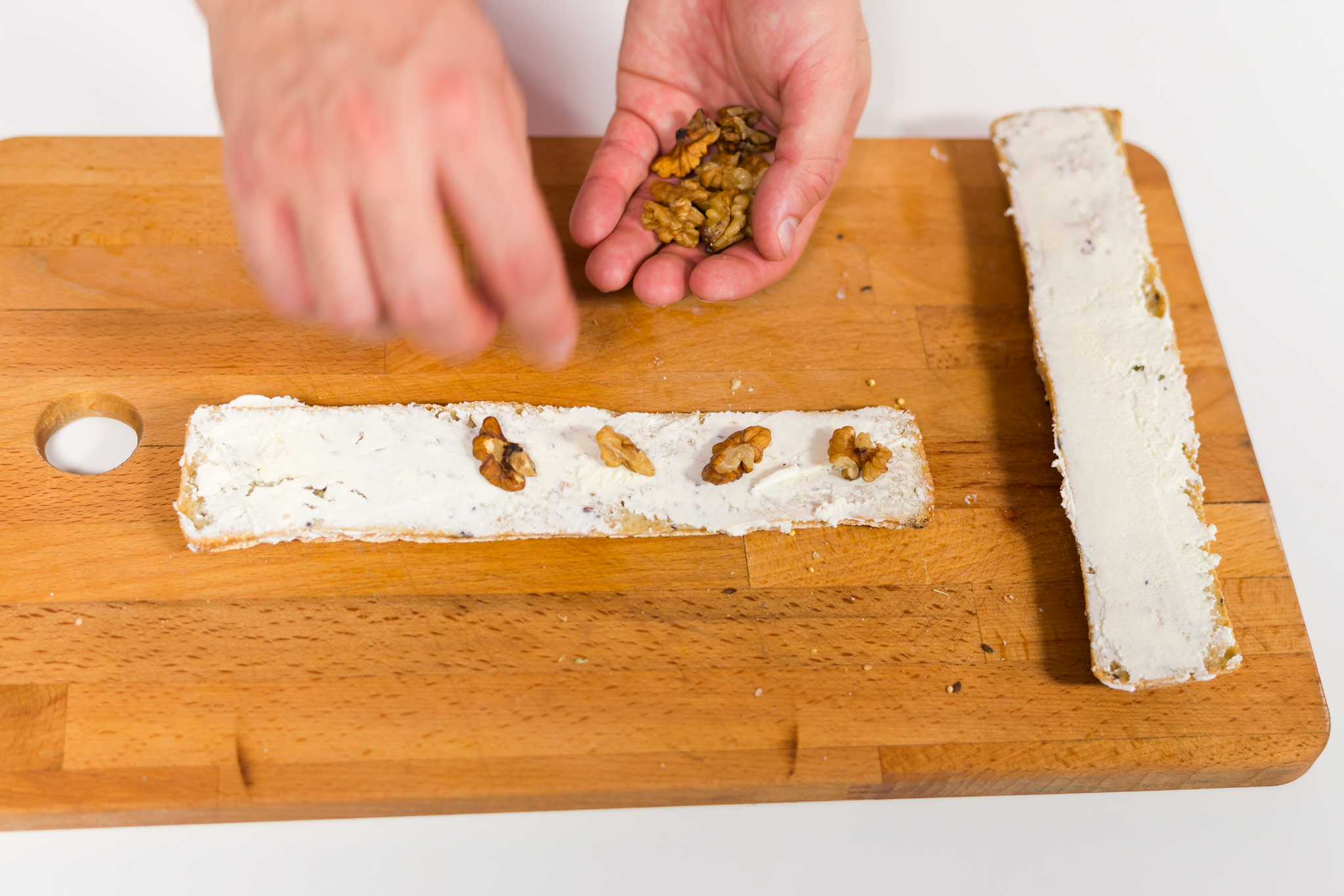 Sandwich cu crema de branza cu smantana Delaco, nuci si miere