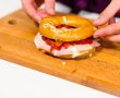 Bagel cu crema de branza cu smantana Delaco, bacon si salata de ardei copti-8