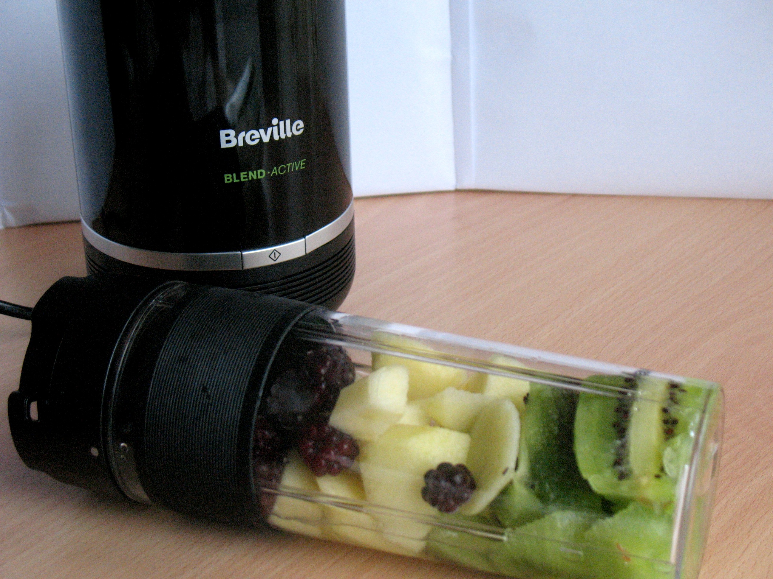 Smoothie cu kiwi, mere si mure