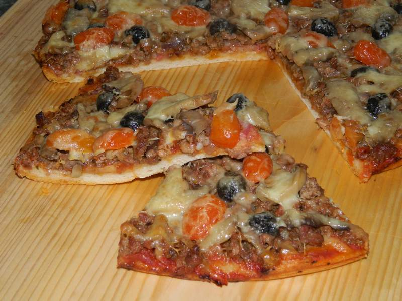 Pizza cu carne tocata