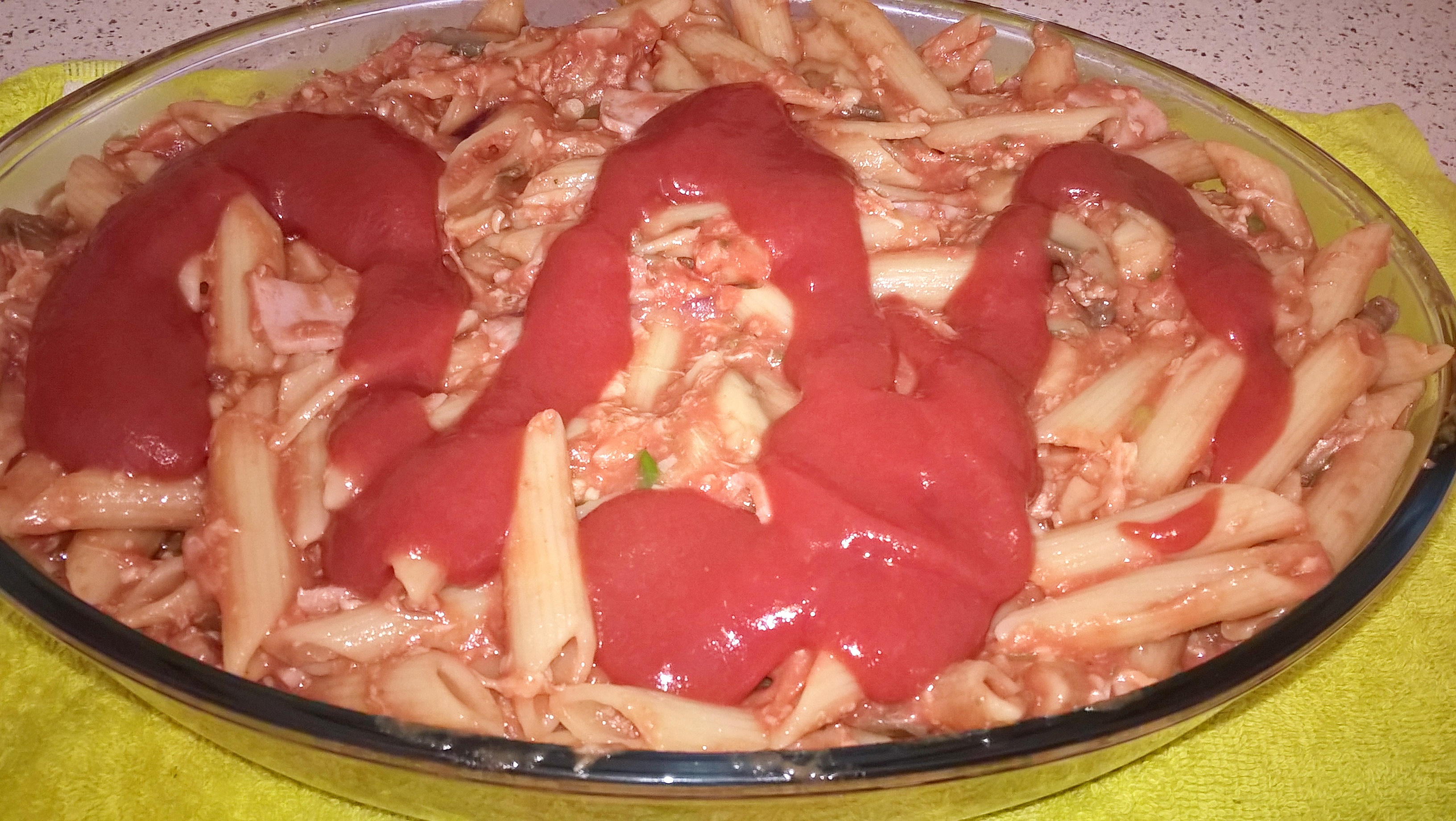 Penne gratinate cu șuncă, bacon și ciuperci