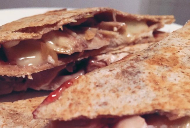 Quesadilla cu sos de merisoare, carne de curcan si Camembert