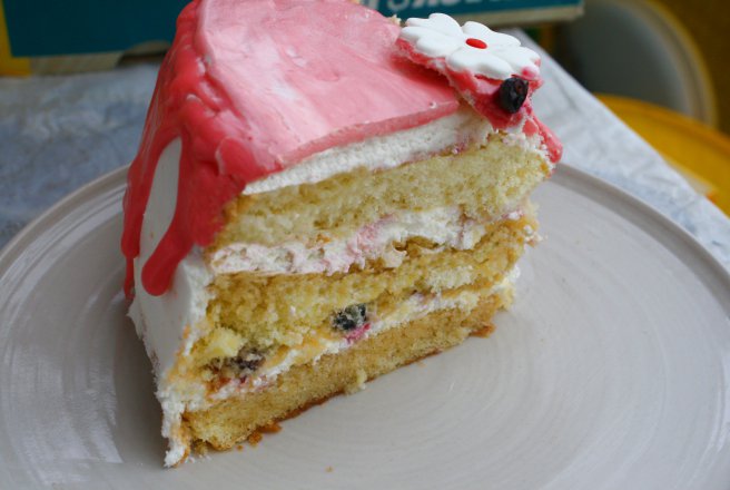 Tort cu crema de mascarpone si fructe de padure