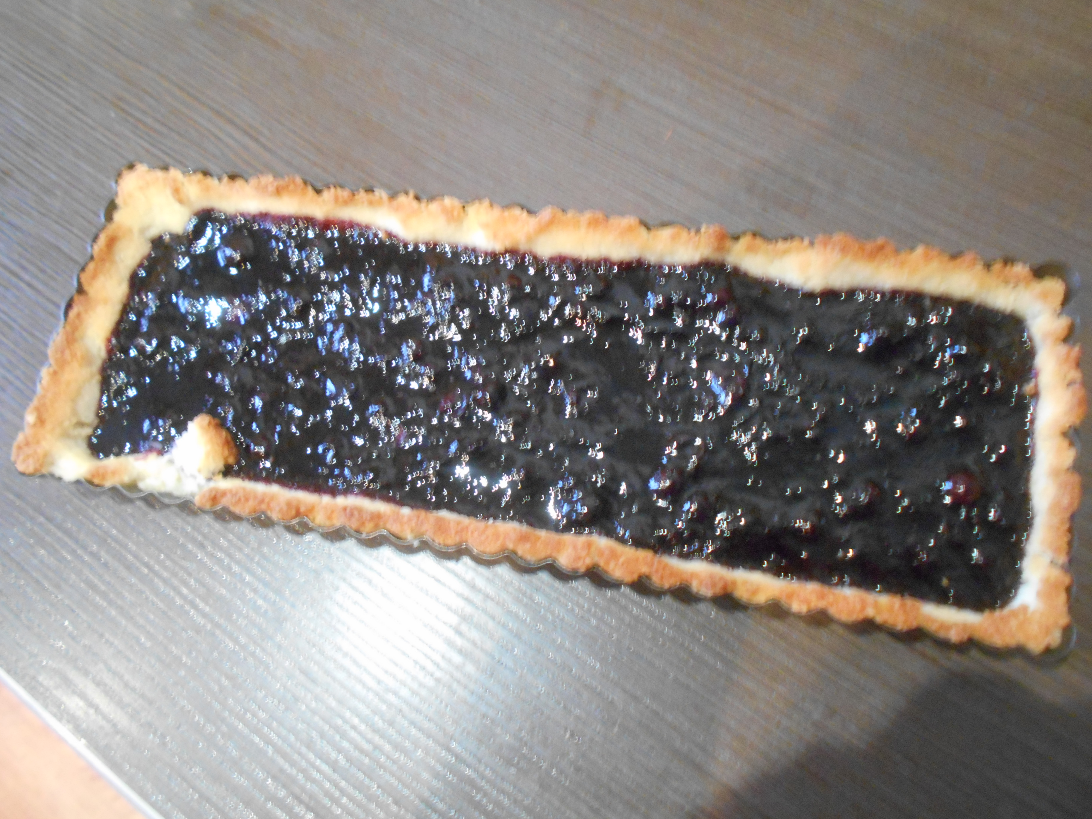 Tarta cu coacaze negre pe blat de cocos