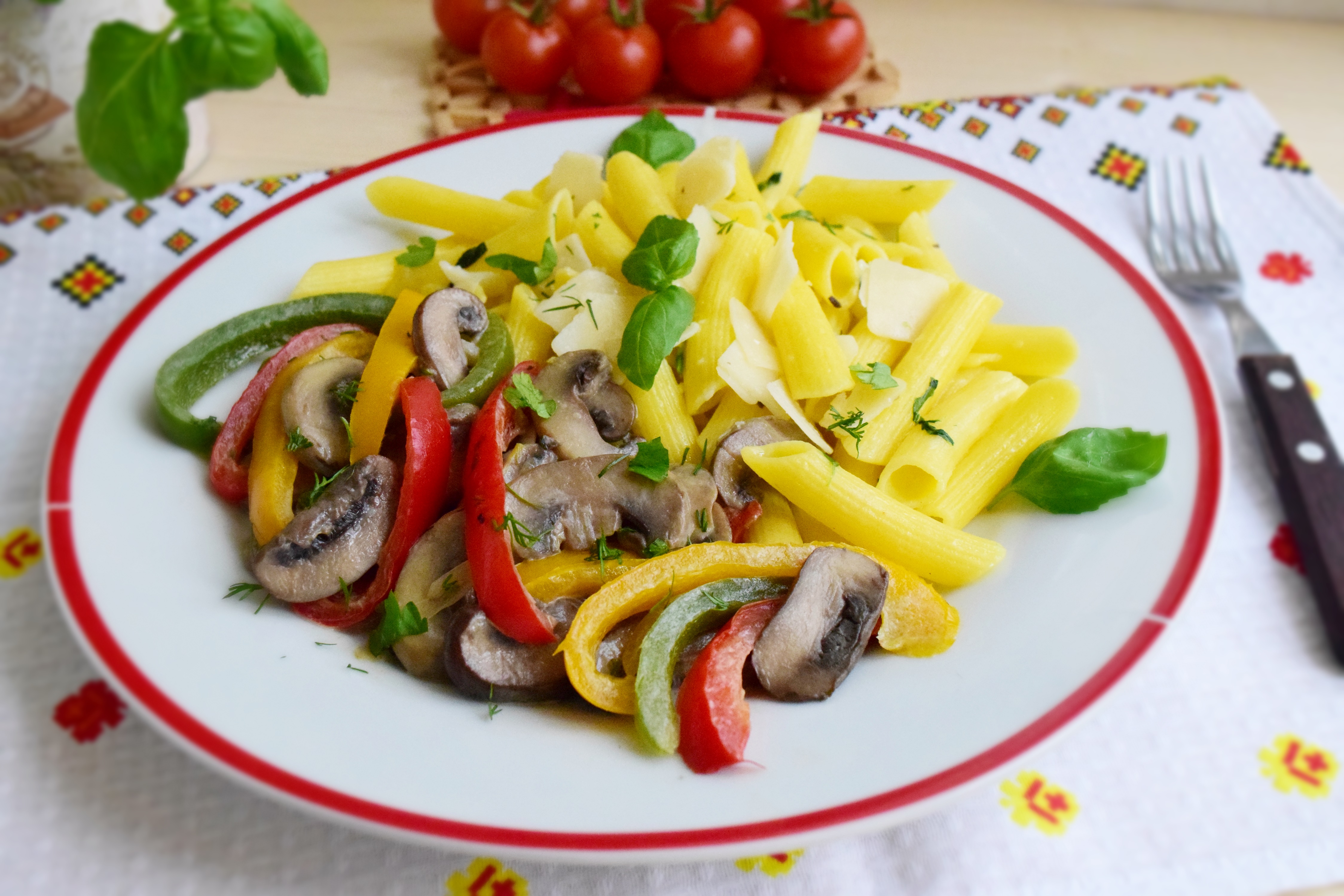 Paste fara gluten, cu ciuperci si ardei tricolor