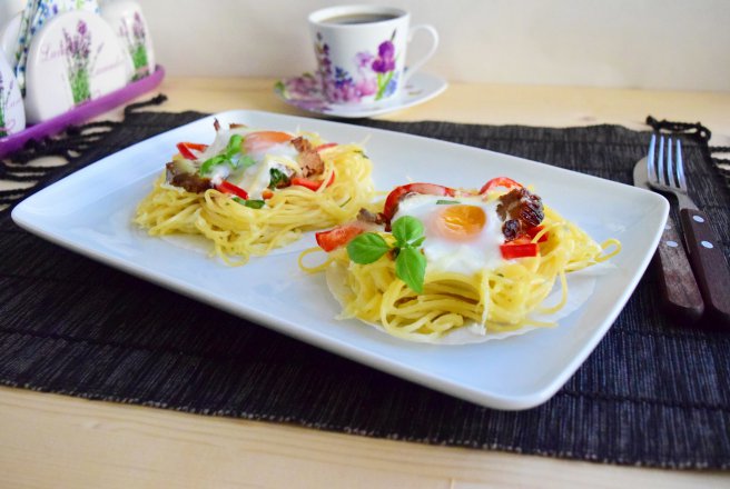 Oua ochiuri, in cuib de spaghete fara gluten