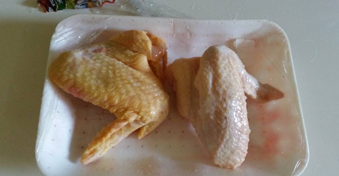 Pui vopsit sa arate ca puiul de la tara, vandut intr-un supermarket din Bucuresti