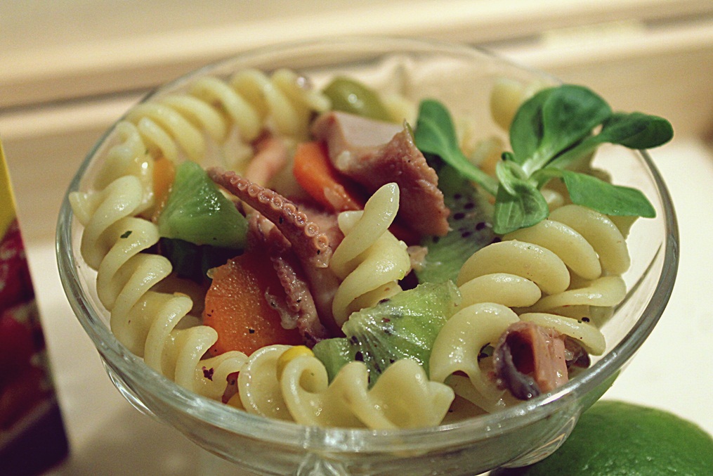 Fusilli cu caracatita, legume si kiwi