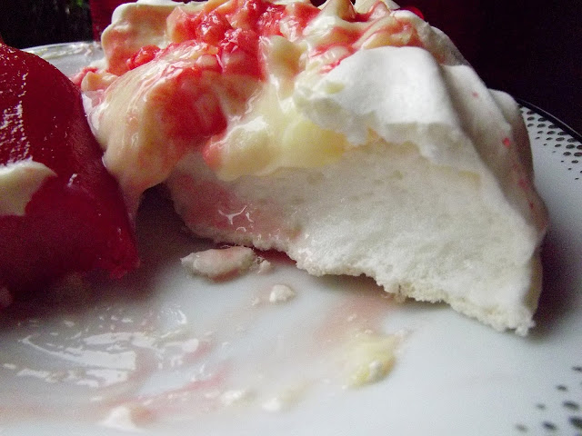 Pavlova cu pere posate in vin rosu