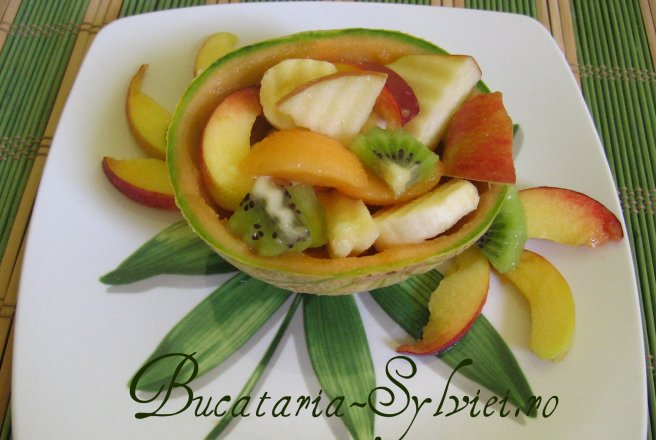 Salata de fructe in cupa de pepene galben