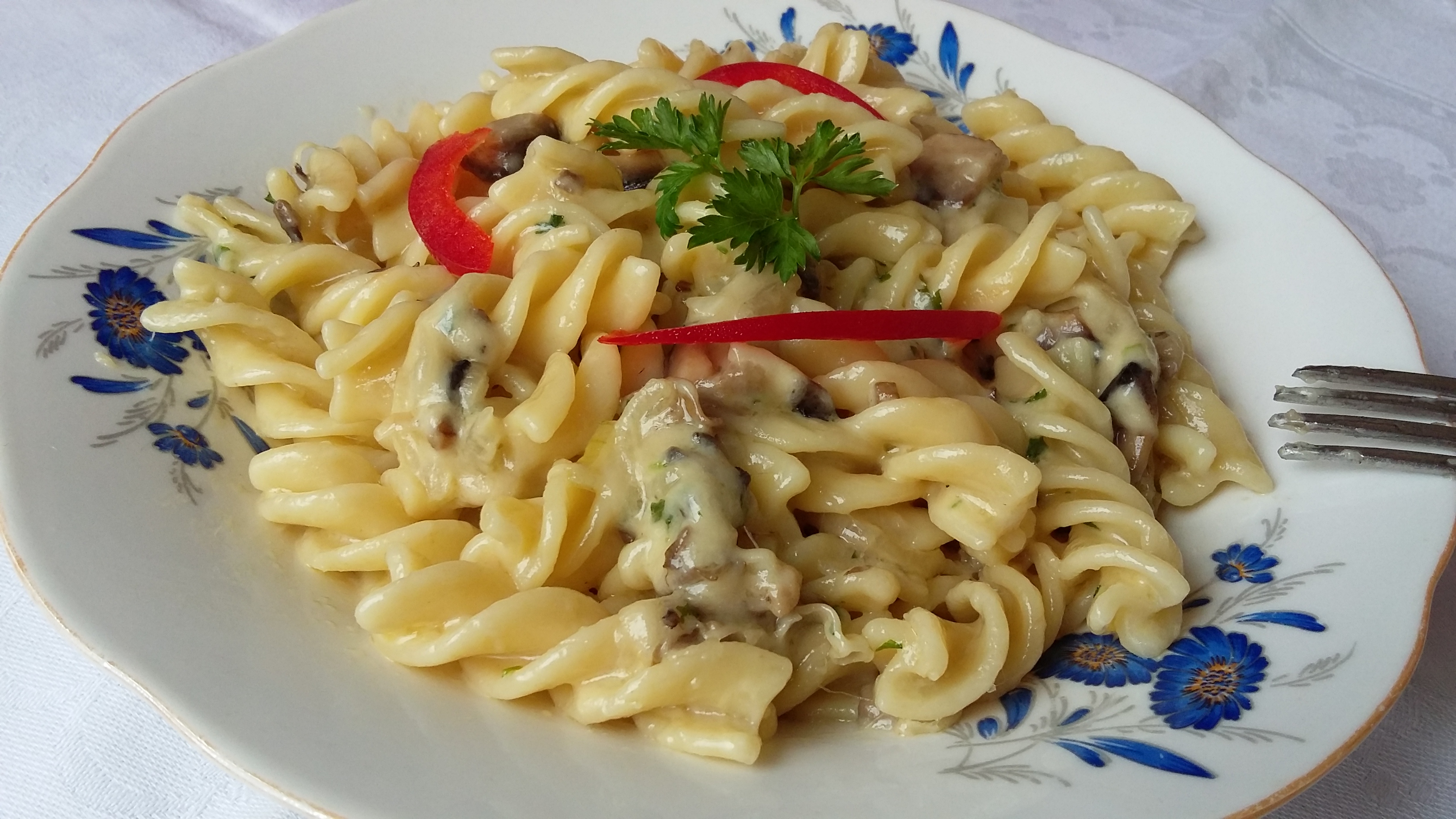 Fusilli cu ciuperci, usturoi si branza