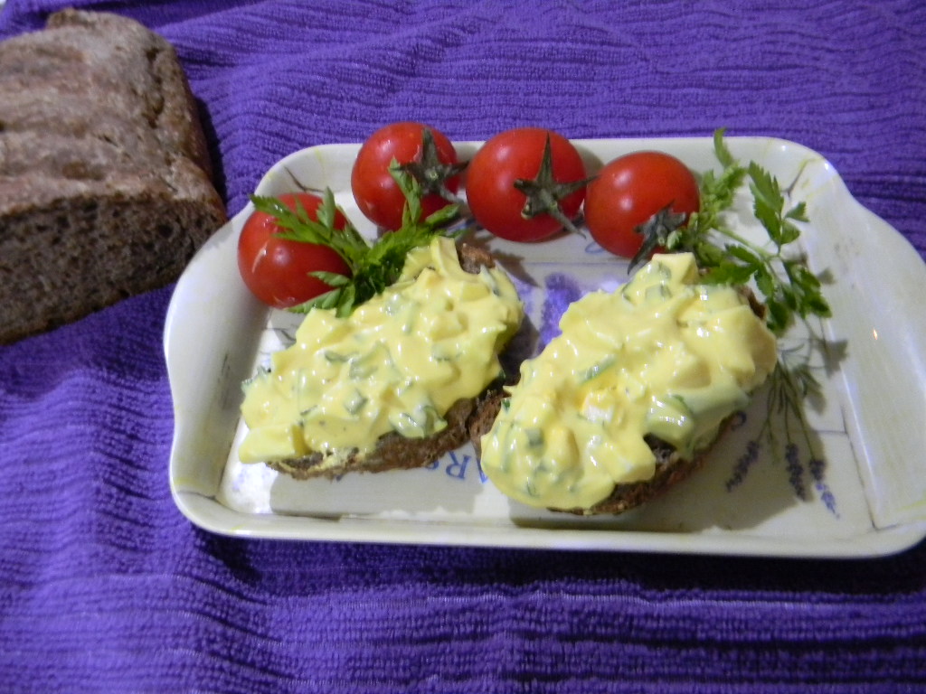 Sandvici cu salata de oua