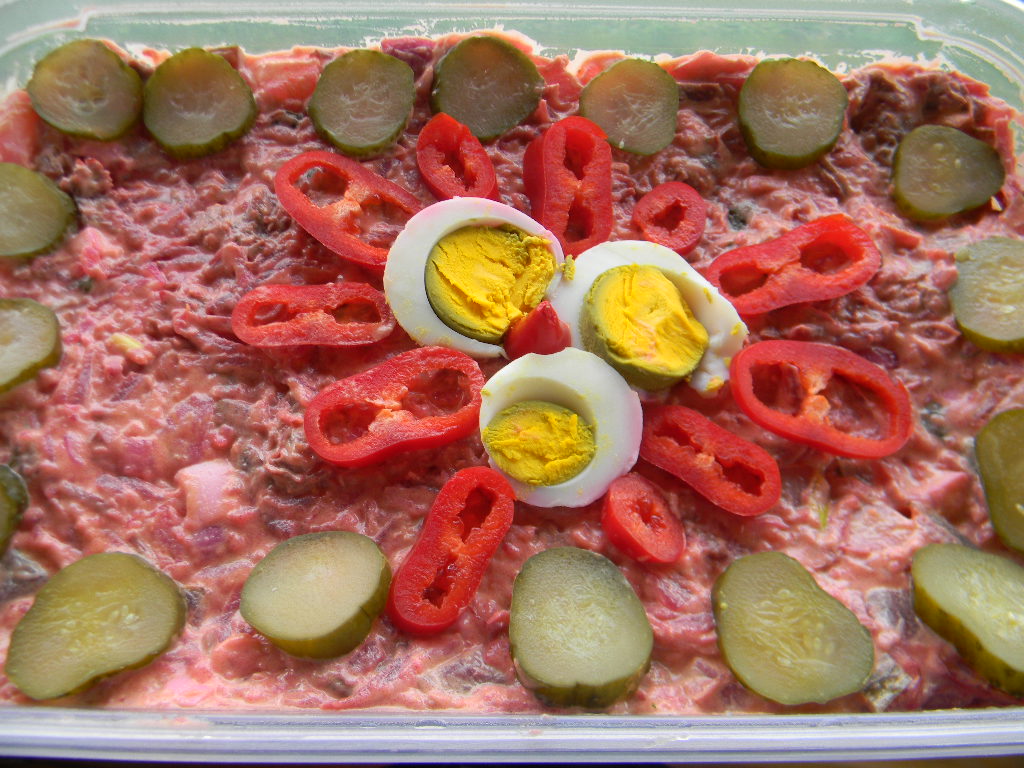 Salata cu carne de vitel si sfecla  rosie