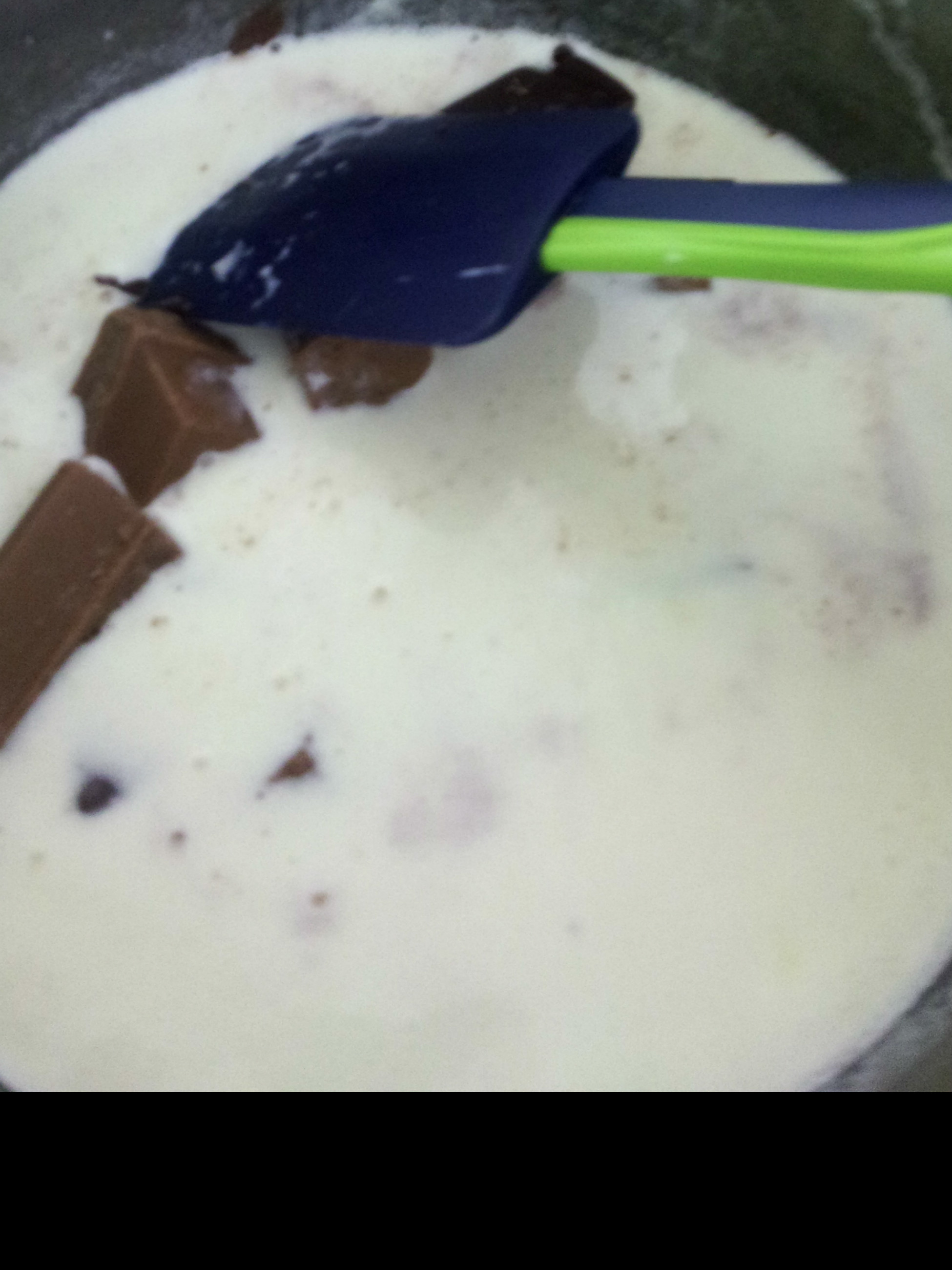 Tort cu crema de mascarpone, zmeura si ciocolata