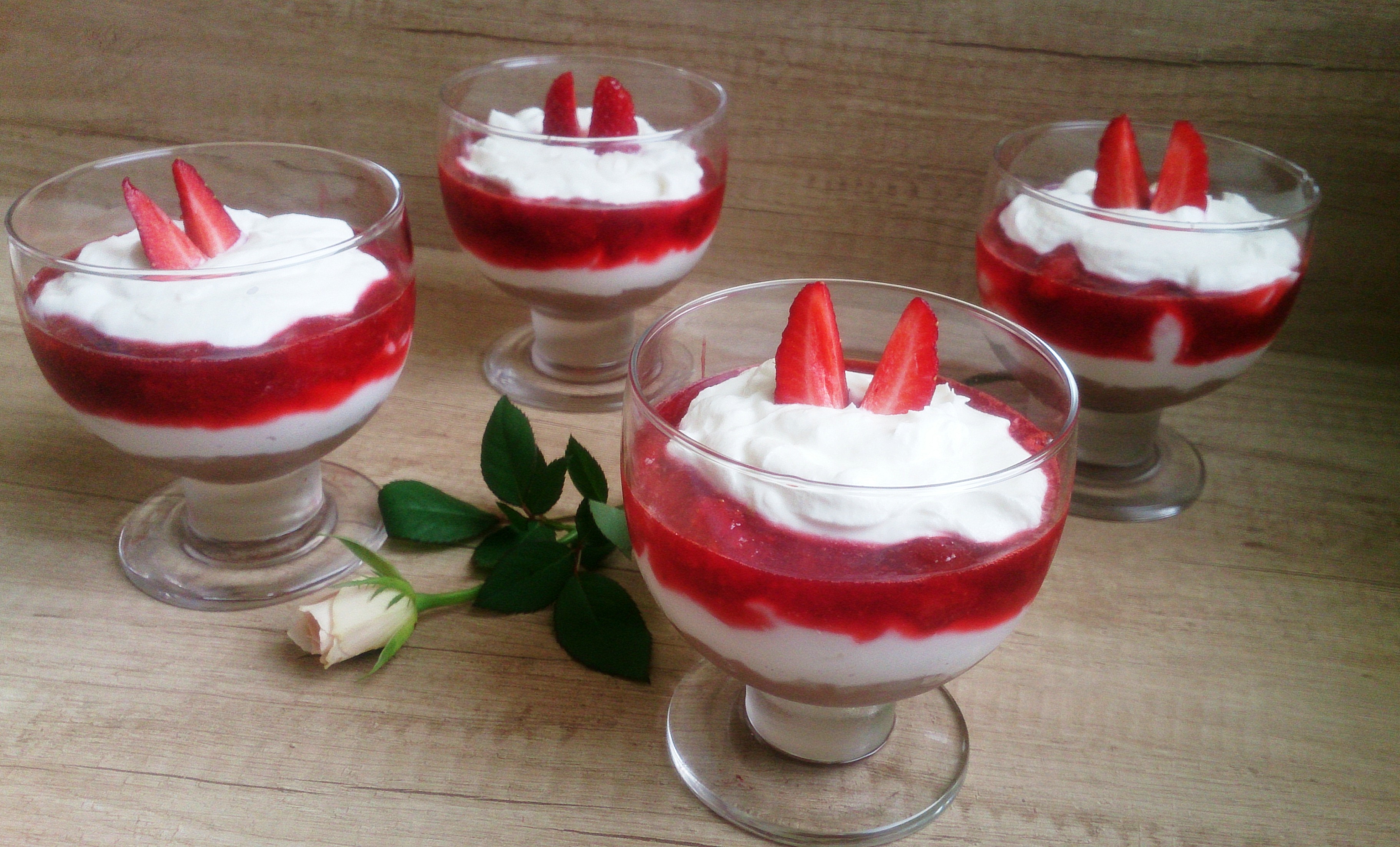 Mousse de ricotta si dulceata de capsune