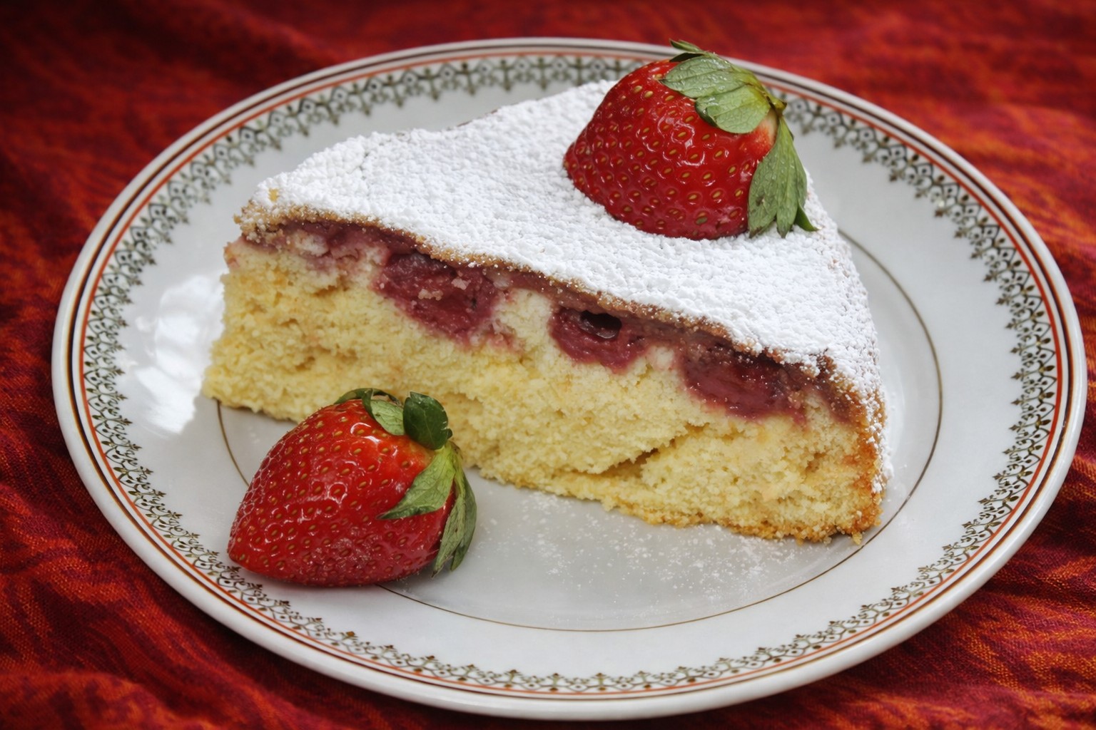 Prajitura rasturnata cu capsuni si biscuiti - Reteta delicioasa cu fructe